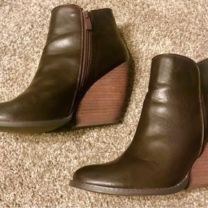 Dark brown, leather look ankle boots, comfy!